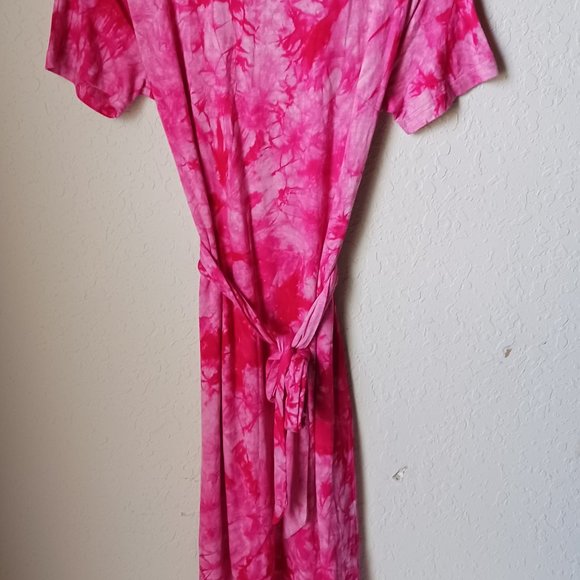 Pink and white tye dye midi length dress. Short sleeve with waist tie. - Picture 2 of 4